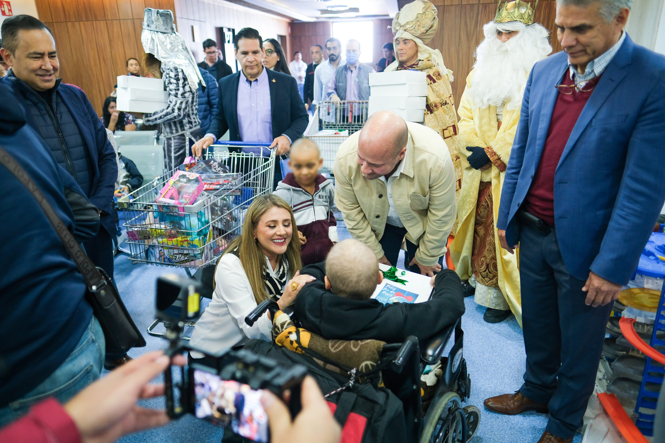 Asiste Enrique Alfaro a pisos 7 y 8 del Hospital Civil Juan I. Menchaca a entregar juguetes a niñas y niños que son atendidos en el área de oncología