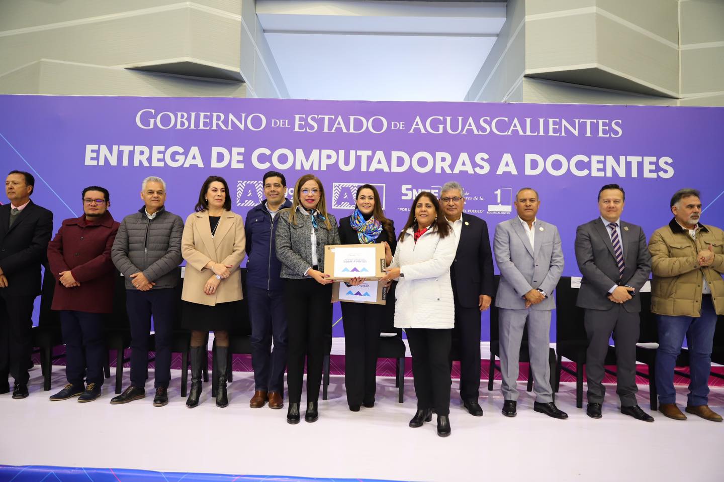 CON UNA INVERSIÓN HISTÓRICA DE 275 MILLONES DE PESOS, TERE JIMÉNEZ ENTREGA 43 MIL EQUIPOS DE CÓMPUTO PARA FORTALECER LA EDUCACIÓN EN AGUASCALIENTES