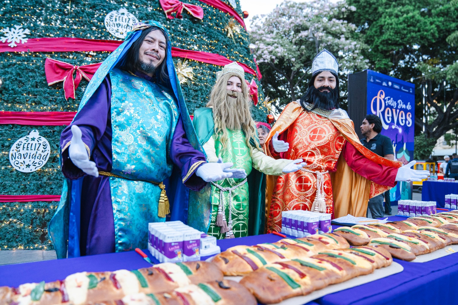 Disfrutan más de tres mil morelenses de la tradicional Rosca de Reyes Magos