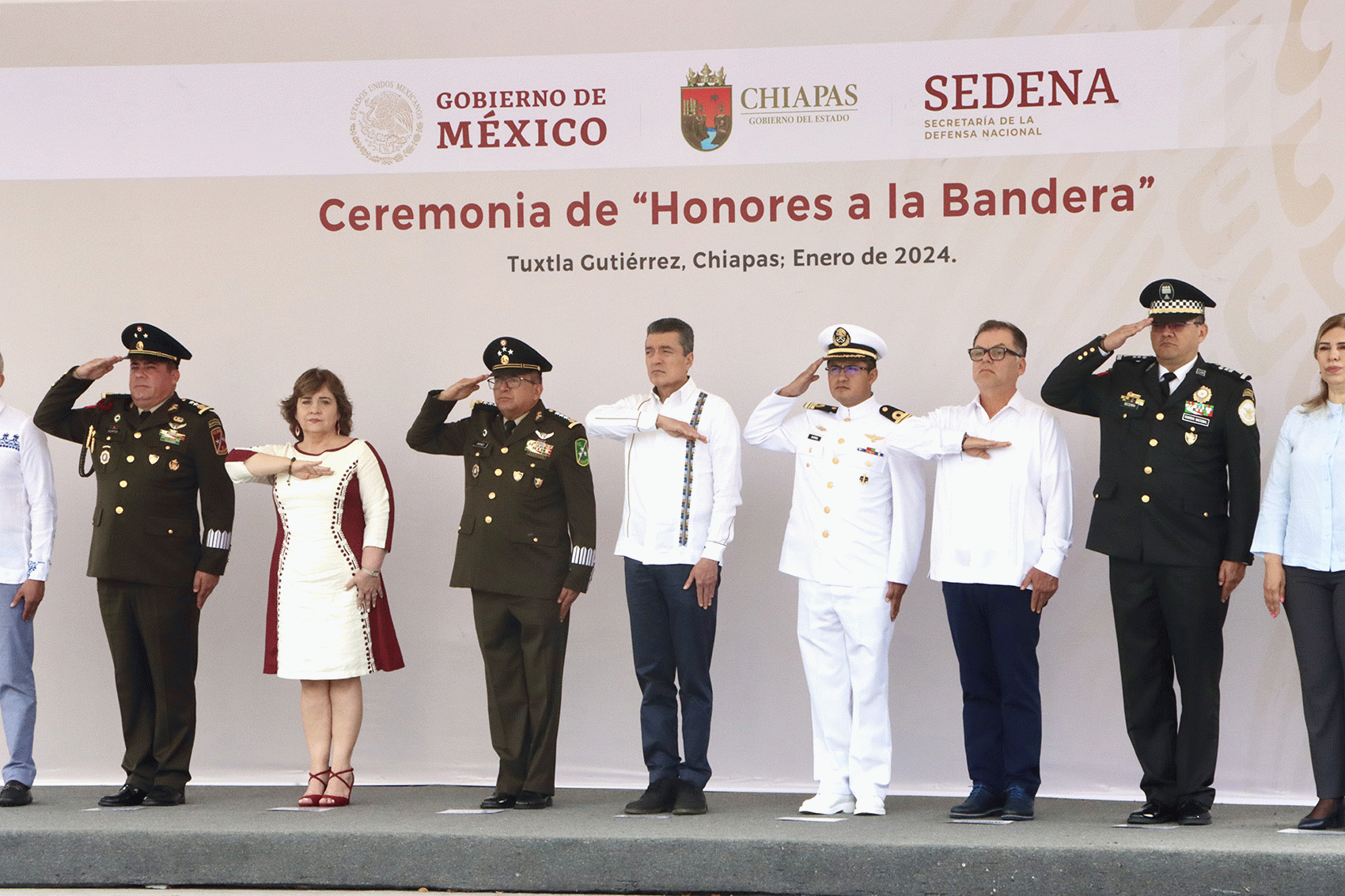 Encabeza Rutilio Escandón ceremonia de Honores a la Bandera, en la plaza central de Tuxtla Gutiérrez