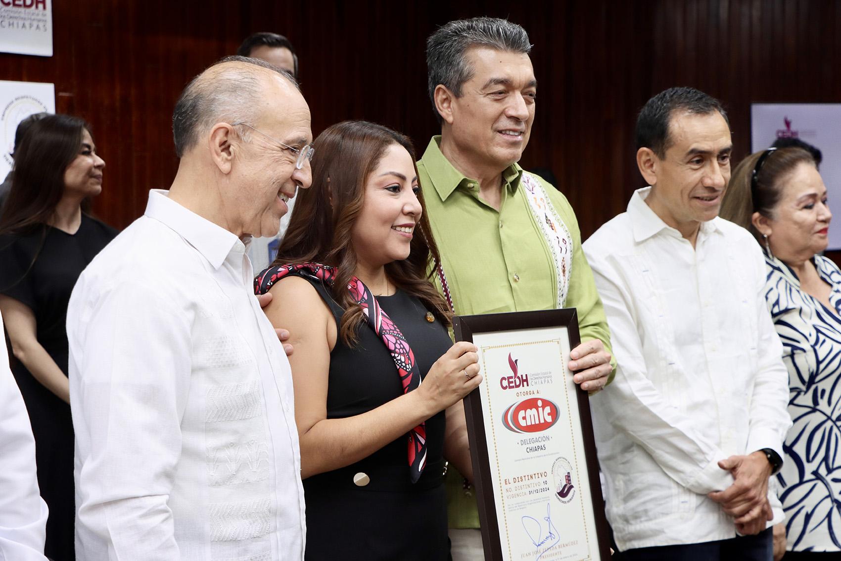 Entrega Rutilio Escandón distintivo Empresa Respetuosa de los Derechos Humanos