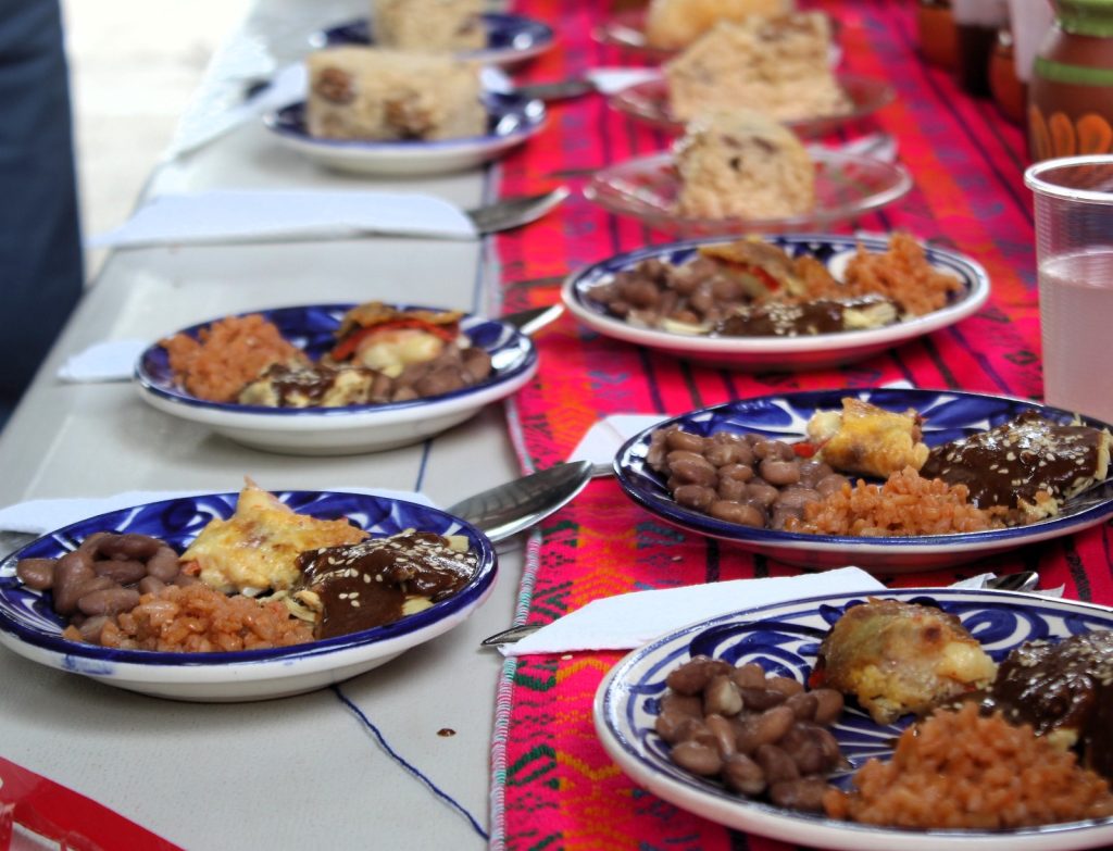 Estudiantes de secundaria ponen a prueba sus habilidades culinarias y amplían sus conocimientos