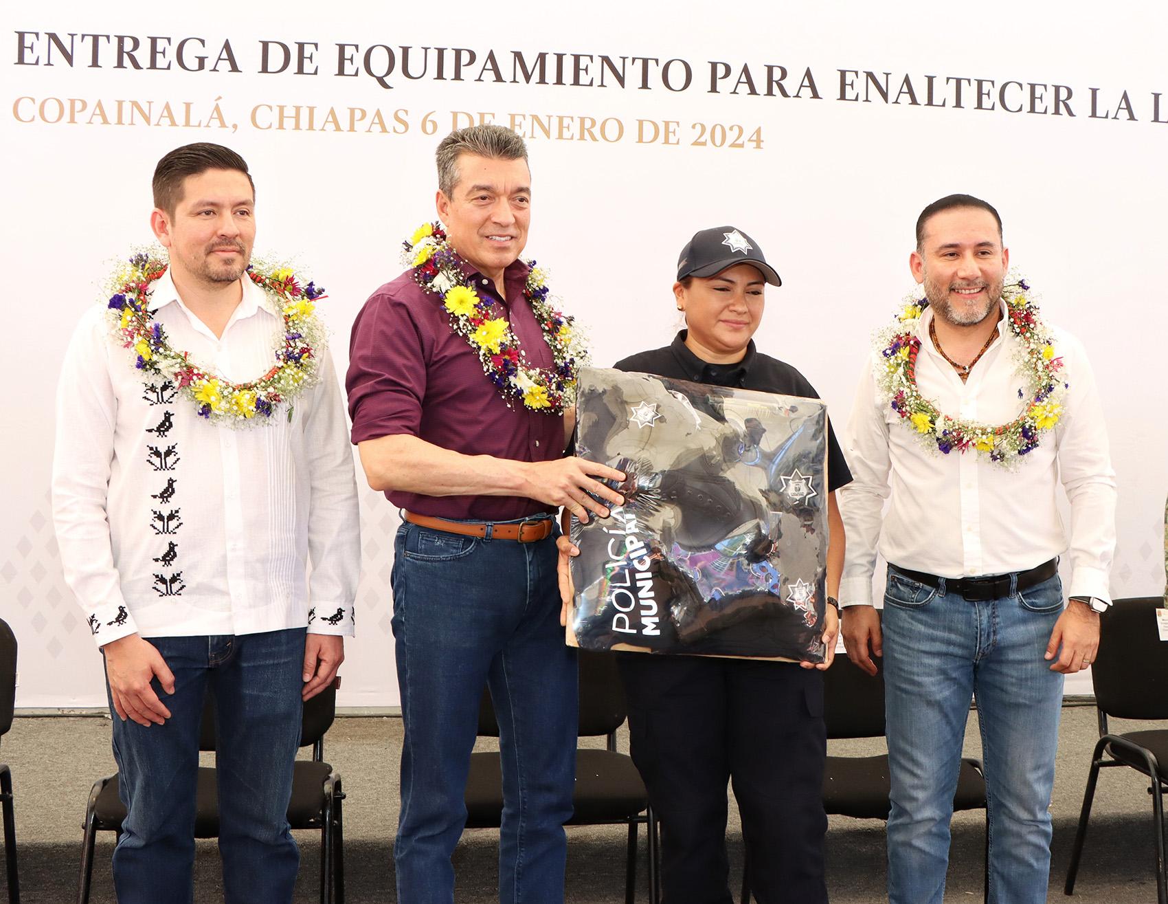 Rutilio Escandón entrega equipamiento, becas, patrullas y motopatrullas a Policía Municipal de Copainalá