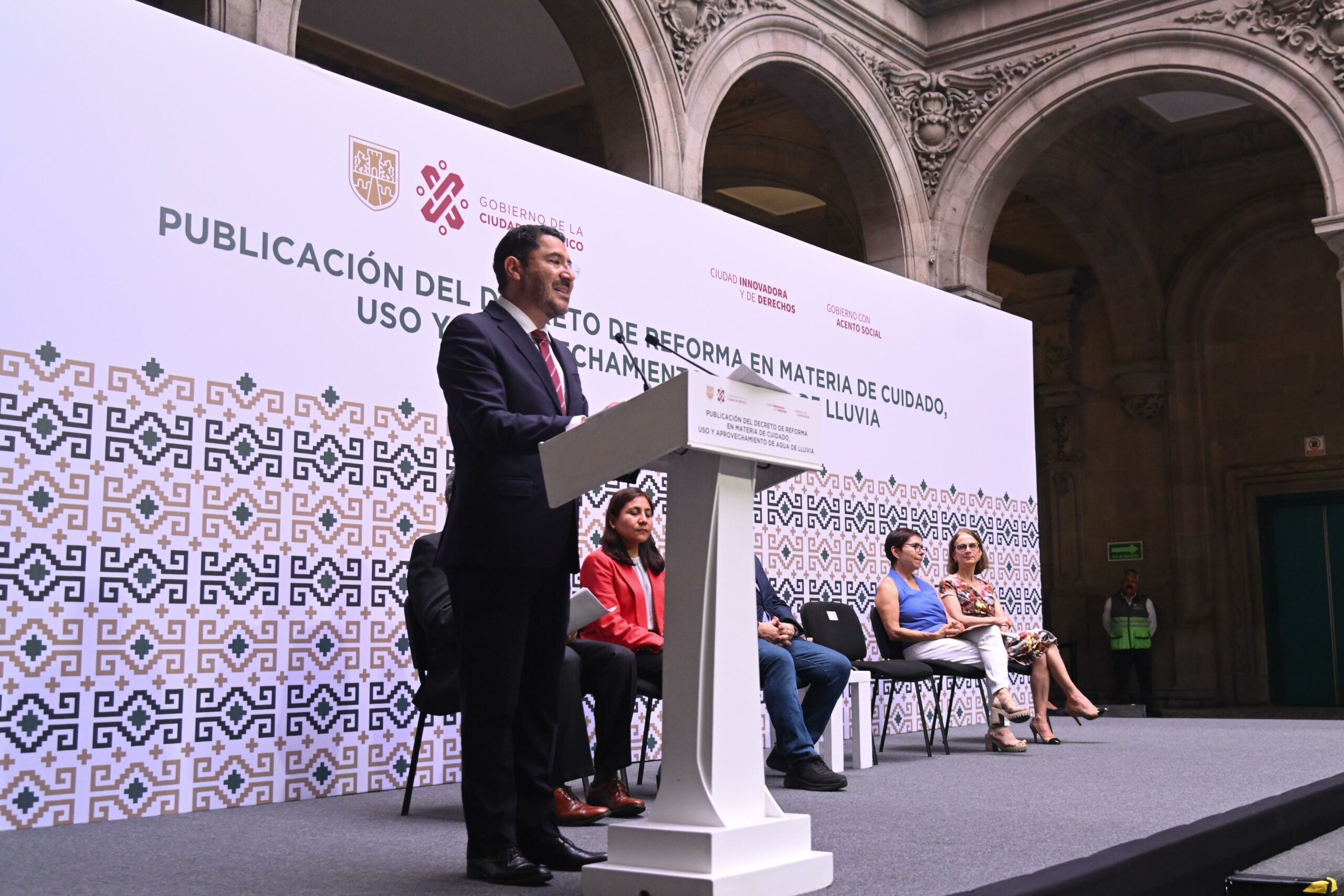 Presenta Martí Batres, Jefe de Gobierno de la Ciudad de México, publicación del decreto de reforma en materia de cuidado, uso y aprovechamiento de agua de lluvia