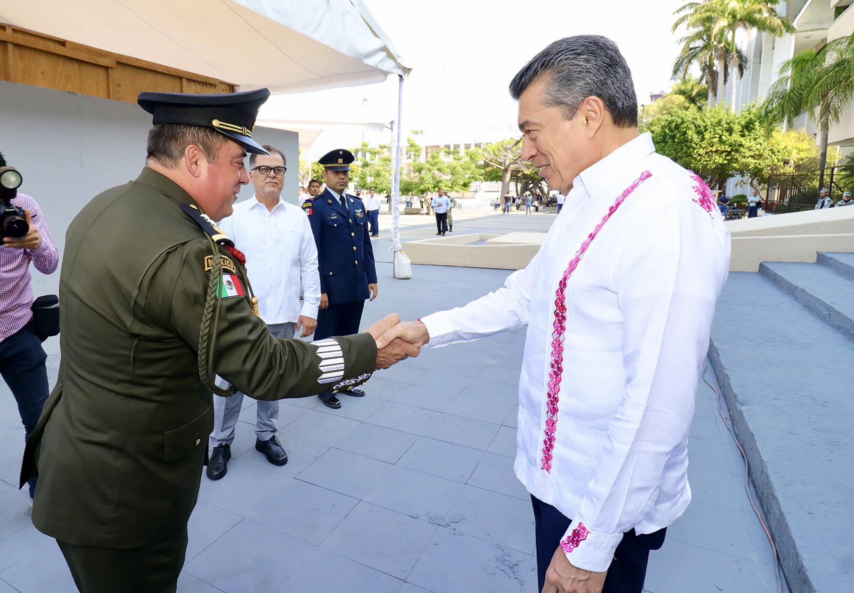 Participa Rutilio Escandón en ceremonia cívica de honores a la bandera