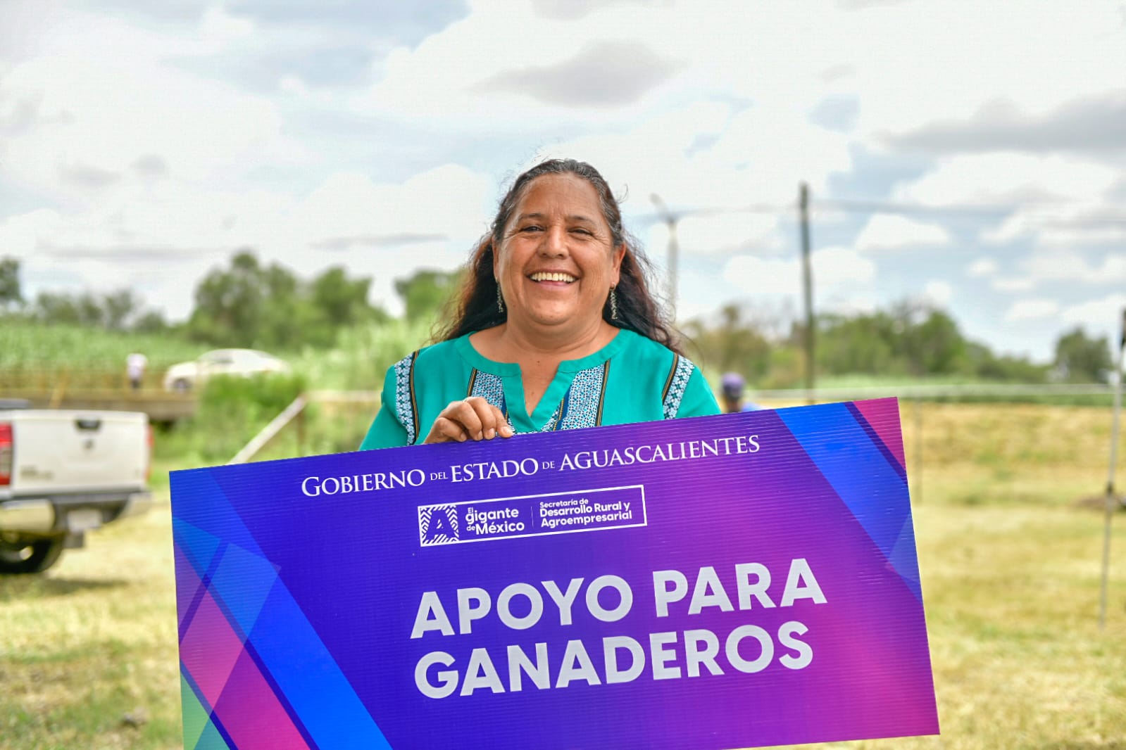 TERE JIMÉNEZ ENTREGÓ APOYOS A PRODUCTORES DEL CAMPO