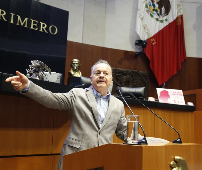 Senador Mario Humberto Vázquez Robles, al participar en la discusión de un dictamen en materia de áreas y empresas estratégicas