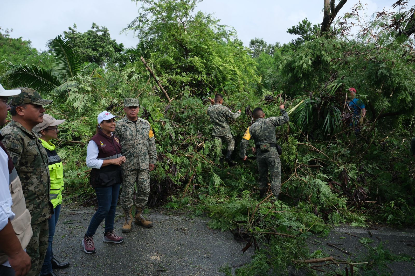 Mara Lezama sigue recorriendo calles y colonias de Chetumal, supervisando el correcto restablecimiento de servicios para el bienestar de las personas