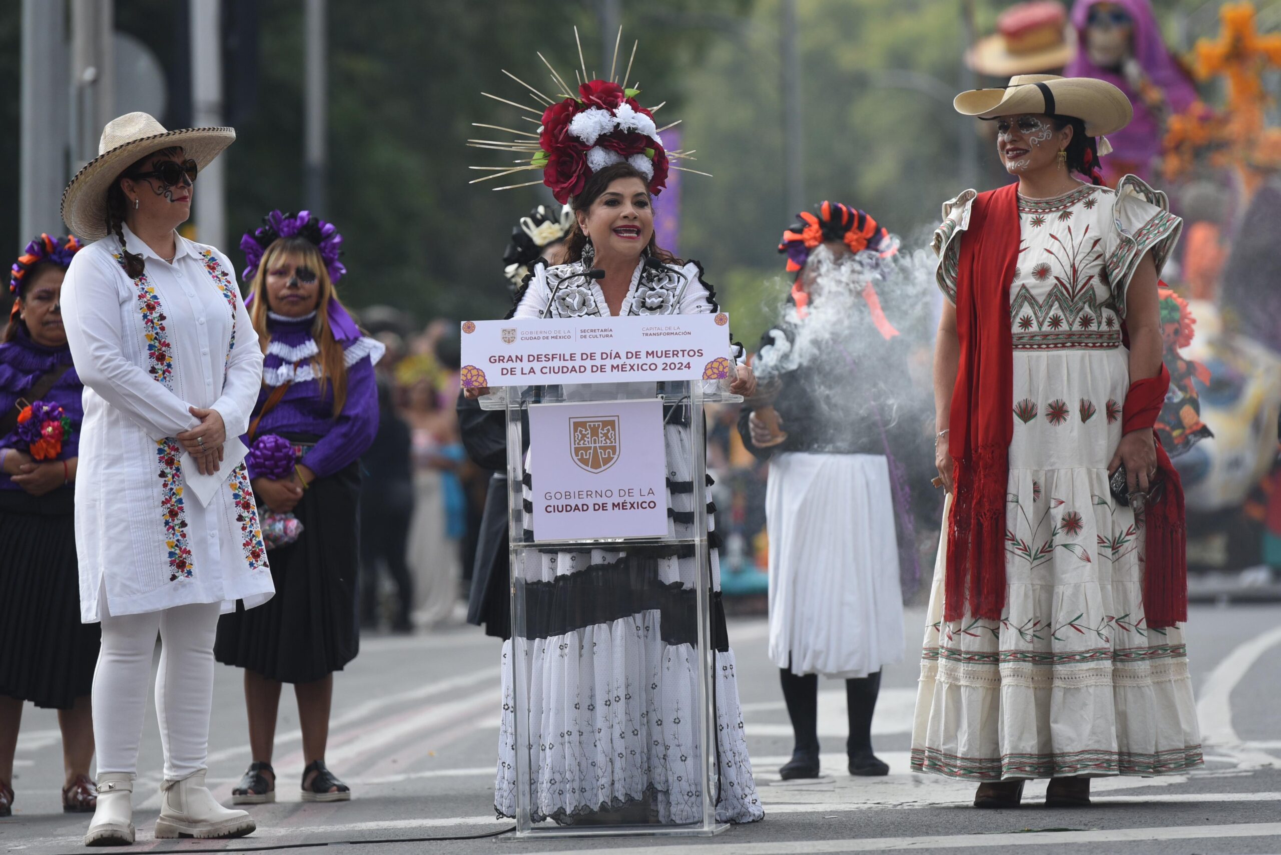 Gran Desfile de Día de Muertos 2024 congrega a un millón 300 mil personas; “De la Ciudad de México para el mundo, ¡vivan nuestras tradiciones!: jefa de Gobierno Clara Brugada